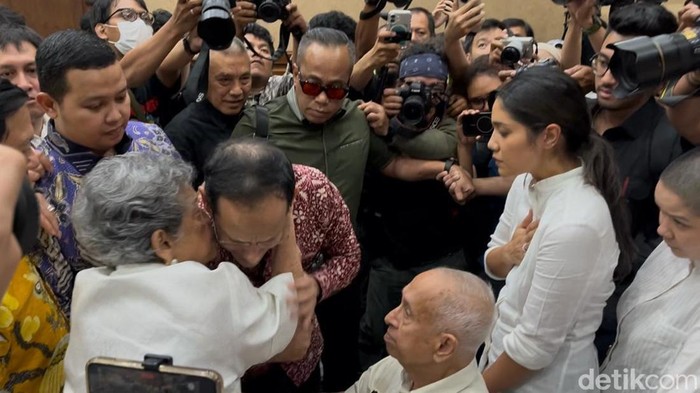 Nadiem Peluk dan Cium Keluarga Usai Jalani Sidang Tuntutan 18 Tahun Penjara
